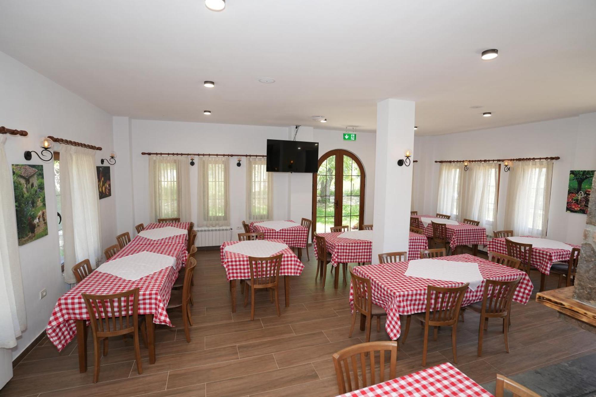 Hotel Agroturizem Dr Bizhga Gusmar